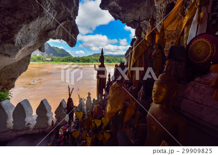 パークウー洞窟とメコン川 29909825