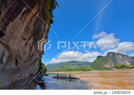 メコン川とパークウー洞窟入口 29909826