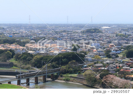 内房線と富津市の街並み 29910507