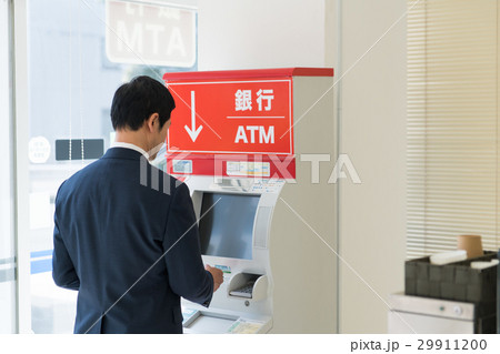 ミドルのビジネスマン（コンビニATM） 29911200