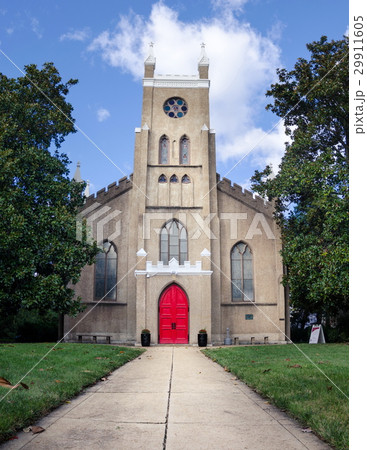 church with red doors 29911605