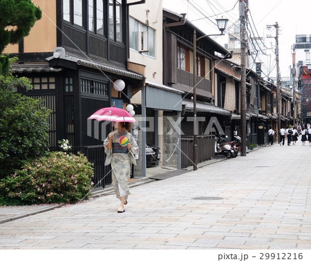 京都の街並みと着物を着た女性 京都の街並みと着物を着た女性 29912216