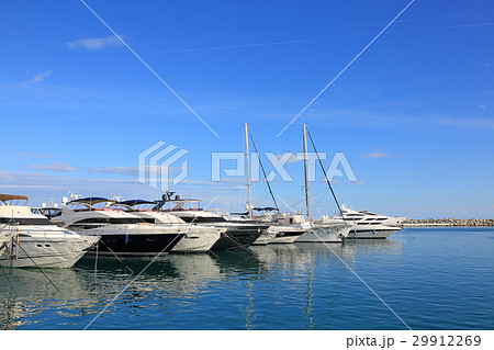 スペインの風景と高級クルーザー 29912269