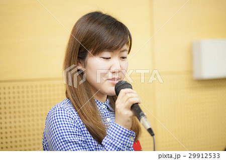 発声場面・若い女性 29912533