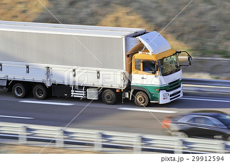トラックは今日も走る トラックは今日も走る 29912594