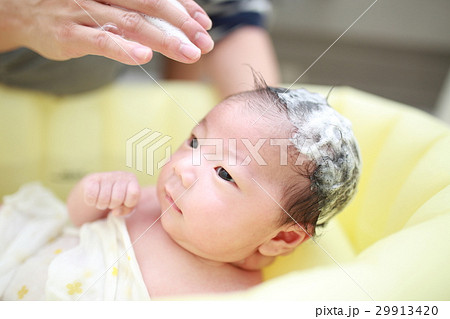 沐浴 お風呂 入浴 赤ちゃん ママ 子供 母 娘 0歳 育児 子育て シャンプー 石鹸 の写真素材