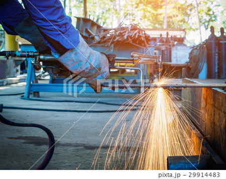 Worker cutting steel with acetylene welding 29914483