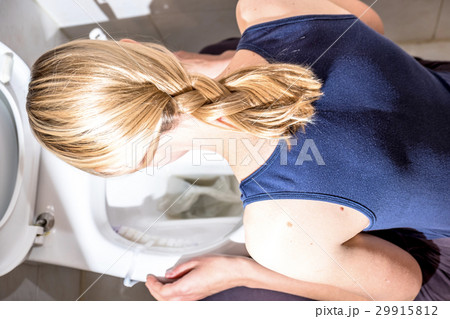 Woman throwing up in the bathroom Woman throwing up in the bathroom 29915812