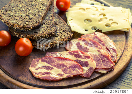Sandwiches with  ham and cheese 29917894