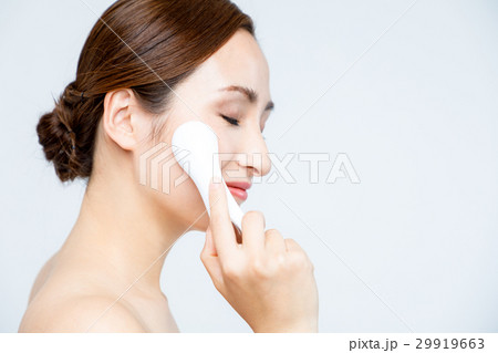 美顔器を使う女性 29919663