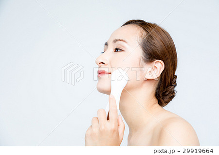 美顔器を使う女性 美顔器を使う女性 29919664