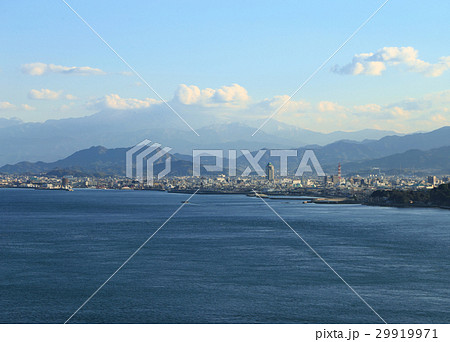 来島海峡大橋から見る今治市街と石鎚連峰 来島海峡大橋から見る今治市街と石鎚連峰 29919971
