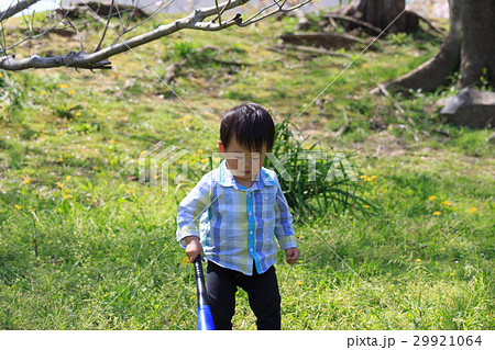ライフスタイル　公園で遊ぶ幼児 29921064