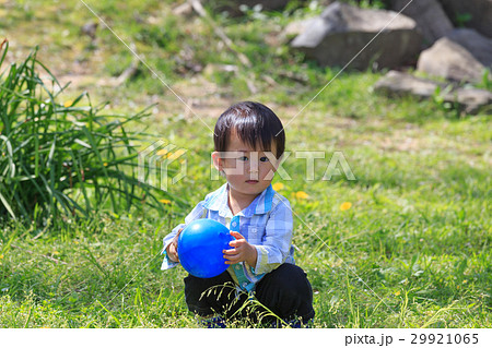 ライフスタイル　公園で遊ぶ幼児 29921065