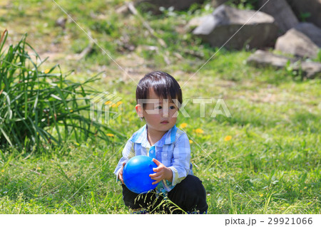 ライフスタイル 公園で遊ぶ幼児 ライフスタイル 公園で遊ぶ幼児 29921066
