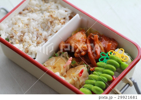 女の子のシンプルなお弁当　雑穀米の中華弁当 29921681