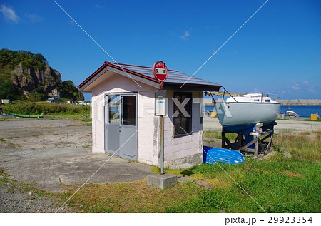 海辺のバス停と待合室 29923354