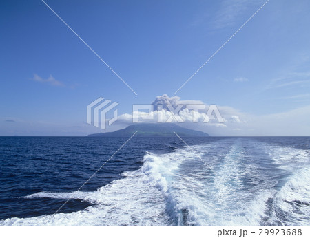 噴火する諏訪之瀬島    鹿児島県 噴火する諏訪之瀬島    鹿児島県 29923688