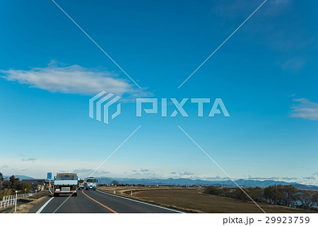 朝の長良川沿いを北へ向かって走るトラック　向こうに東海大橋 29923759