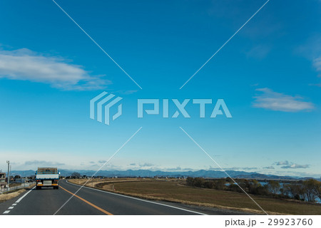 朝の長良川沿いをすれちがうトラック 29923760