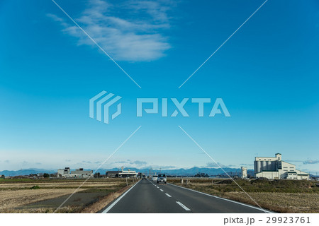 田舎の道路　一本道　サイロ　冬の朝 29923761