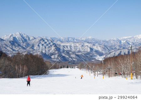 福島県たかつえスキー場ゲレンデと山並み 29924064