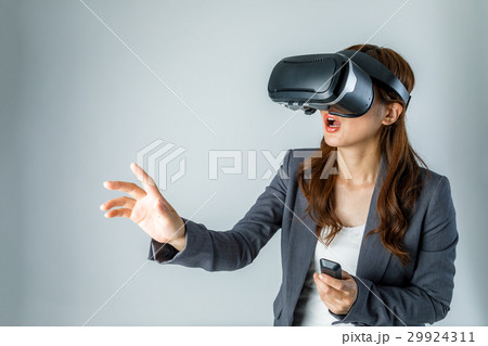 VRゴーグルを着けた女性 29924311