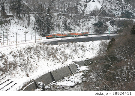 冬の諏訪峡を行く上越線115系電車 29924411