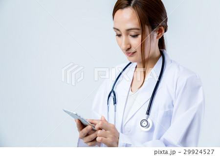 スマホを使う女性医師 29924527