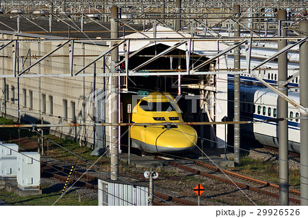 大井車両基地の専用庫に格納されているドクターイエロー 大井車両基地の専用庫に格納されているドクターイエロー 29926526