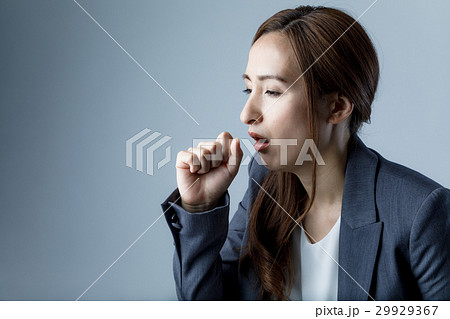 咳をする女性 29929367