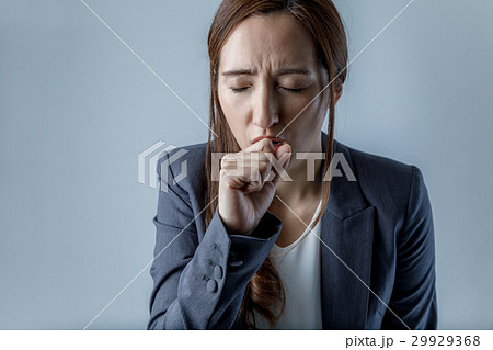 咳をする女性 咳をする女性 29929368