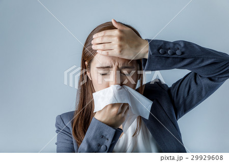 鼻をかむ女性 鼻をかむ女性 29929608