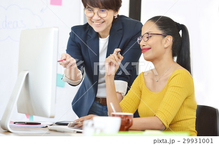 Senior businesswomen talking about work 29931001