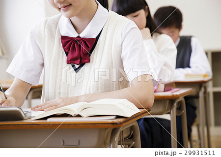 授業　勉強　学校　教室　生徒　男子　女子　クラスメイト　同級生　教育　学習　高校生 29931511