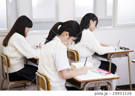 授業　勉強　学校　教室　生徒　男子　女子　クラスメイト　同級生　教育　学習　高校生 29931526