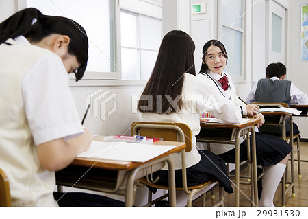 授業 勉強 学校 教室 生徒 男子 女子 クラスメイト 同級生 教育 学習 高校生の写真素材