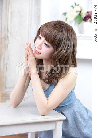 若い女性　ヘアスタイル 29933774
