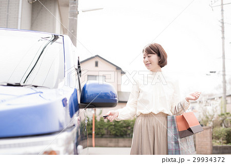 車　ショッピング　女性 29934372