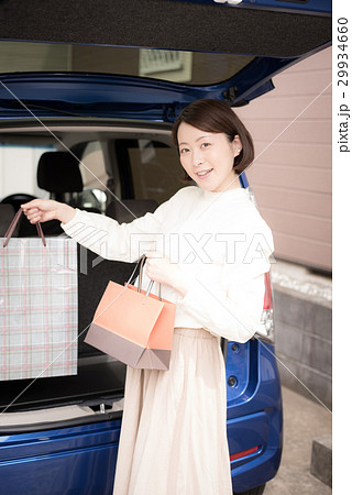 車　ショッピング　女性 29934660