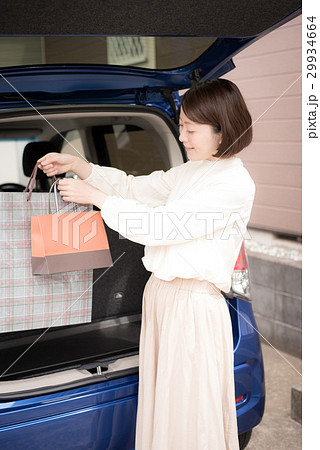 車　ショッピング　女性 29934664