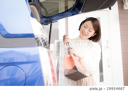 車　ショッピング　女性 29934667