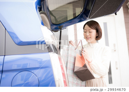 車　ショッピング　女性 29934670