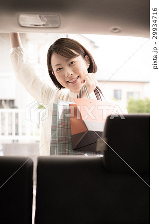 車　ショッピング　女性 29934716