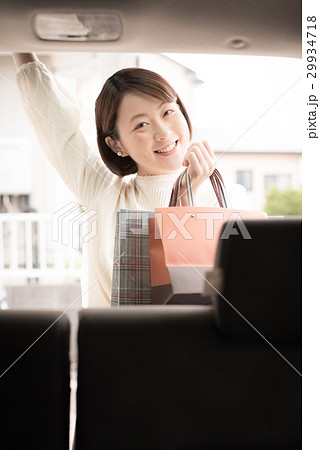 車　ショッピング　女性 29934718