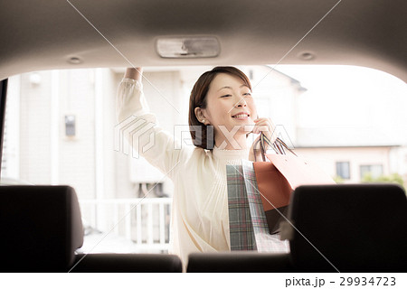 車　ショッピング　女性 29934723