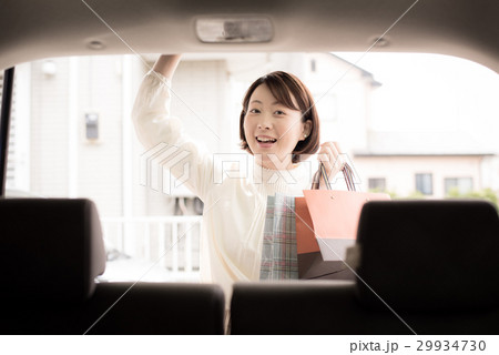 車　ショッピング　女性 29934730