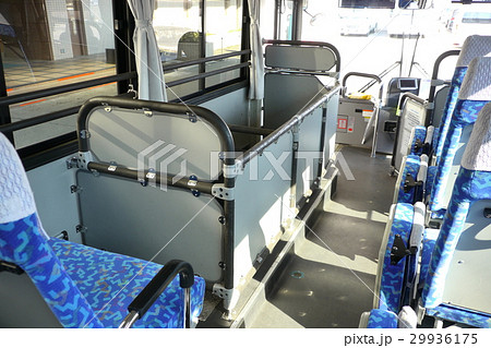 荷物置場装備大型送迎バス車内 29936175