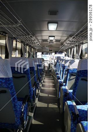 荷物置場装備大型送迎バス車内 29936178