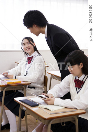 学校 タブレット 教室 生徒 教師 女子 授業 勉強 中学生 クラスメイト 同級生 教育 学習 学校 タブレット 教室 生徒 教師 女子 授業 勉強 中学生 クラスメイト 同級生 教育 学習 29938580